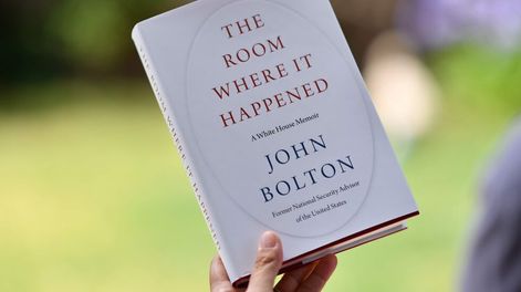 Esta foto muestra el libro de John Bolton La habitación donde sucedió  el día de su lanzamiento en Los Ángeles.