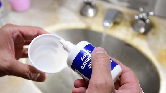 Los dentistas utilizan agua oxigenada como parte del protocolo de prevención. Foto: Mariana Villa / Los Andes