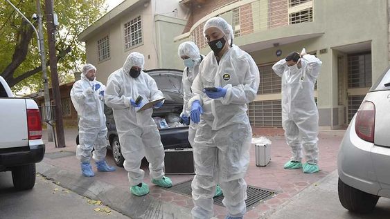 Policia Científica de la policia de Mendoza trabaja en el interior de una vivienda ubicada en calle Montecaseros de Ciudad donde un hombre fué asesinado a balazos  Foto: José Gutierrez/ Los Andes