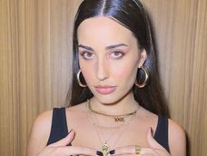 yoyi francella, la hija de guillermo, abrio las puertas de su casa: sillones de mimbre y enormes ventanales