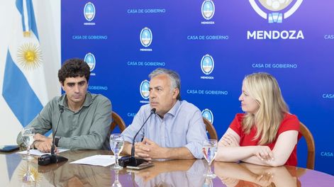Natalio Mema, ministro de Gobierno; el gobernador Alfredo Cornejo y la vicegobernadora Hebe Casado. Foto: Prensa Gobierno de Mendoza.