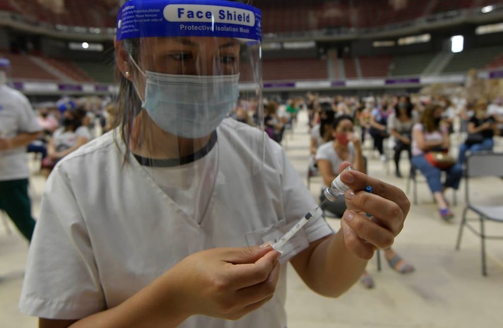 La ANMAT aprobó el uso de emergencia de la vacuna china Sinopharm, para mayores de 60 años. Foto: Orlando Pelichotti / Los Andes