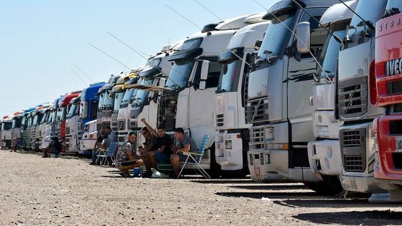 31 Enero 2022. SociedadConflicto del Transporte de cargas internacional hacia Chile. Más de 3000 camioneros esperan en la Ruta Internacional 7, esperan cruzar hacia ChileEl conflicto comenzó como una medida de fuerza de trabajadores del control fronterizo Los Libertadores (del lado chileno del paso internacional Cristo Redentor) por un brote de Covid entre el personal del complejo trasandino. Luego, las autoridades chilenas decidieron profundizar el control sanitario debido al aumento de casos de coronavirus en el vecino país y por ello tomaron la decisión de testear a todos los transportistas.Foto: Orlando Pelichotti / Los Andes