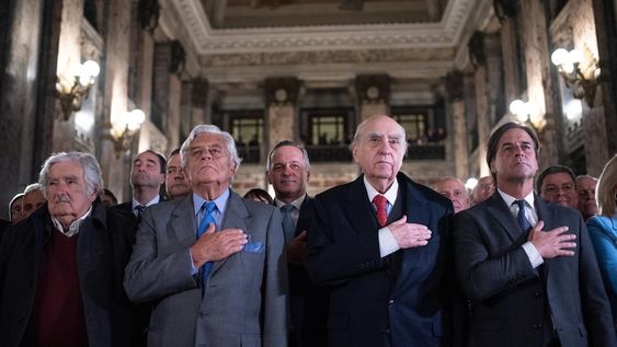 Los expresidentes uruguayos José Mujica, Luis Lacalle Herrera, Julio María Sanguinetti y el actual mandatario, Luis Lacalle Pou, participan en una sesión extraordinaria de la Asamblea General de Uruguay donde se recordó los 50 años del comienzo de la dictadura cívico-militar que vivió el país sudamericano entre 1973 y 1985. Foto: EFE/ Gianni Schiaffarino