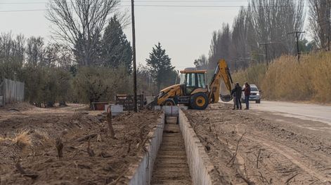 Vecinos, la Inspección de Cauce e Irrigación se unieron para hormigonar una hijuela del Este
