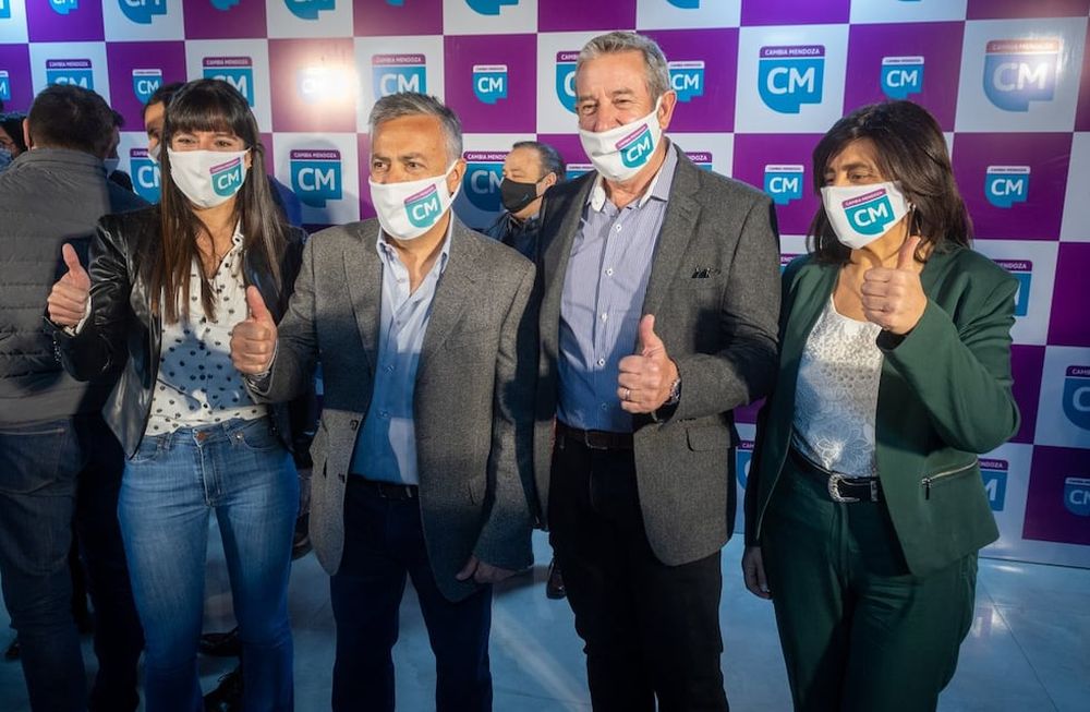 Mendoza 24 de julio de 2021 PolíticaHotel AconcaguaPrecandidatos Pamela Verasay, Alfredo Cornejo, Julio Cobos y Mariana JuriEl frente Cambia Mendoza presentó a sus principales precandidatos para las elecciones legislativas de septiembre y noviembre.Foto: Ignacio Blanco / Los Andes