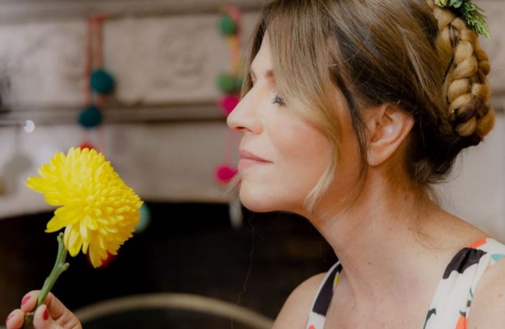 La cantante lanzó la versión de Como una Flor, un hit de Selena y lo presentará en Mendoza.