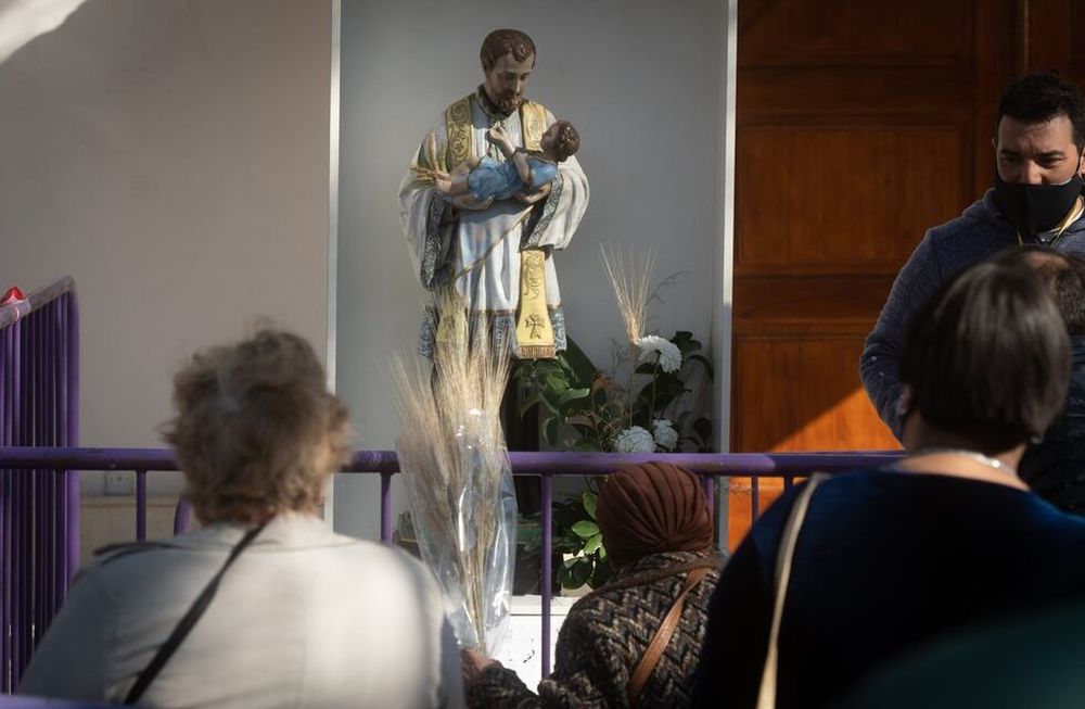 Como cada 7 de agosto, decenas de feligreses se acercarán a la parroquia de San Cayetano en Godoy Cruz para agradecerle o pedirle trabajo y pan. - Archivo / Los Andes. Foto: Ignacio Blanco / Los Andes