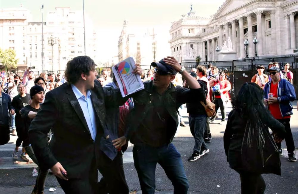 El joven fue agredido por los manifestantes que estaban en el Congreso - Gentileza La Nación