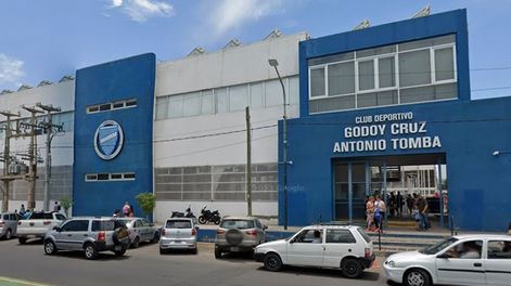 Una pelea entre barras de Godoy Cruz culminó con dos heridos de bala.