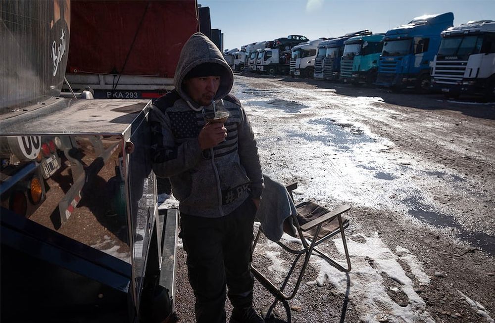 Suman 3.000 los camiones detenidos en distintos puntos de la provincia por el cierre del paso a Chile. Diego Nuñez esperando a que abran el paso a ChileFoto: Ignacio Blanco / Los Andes