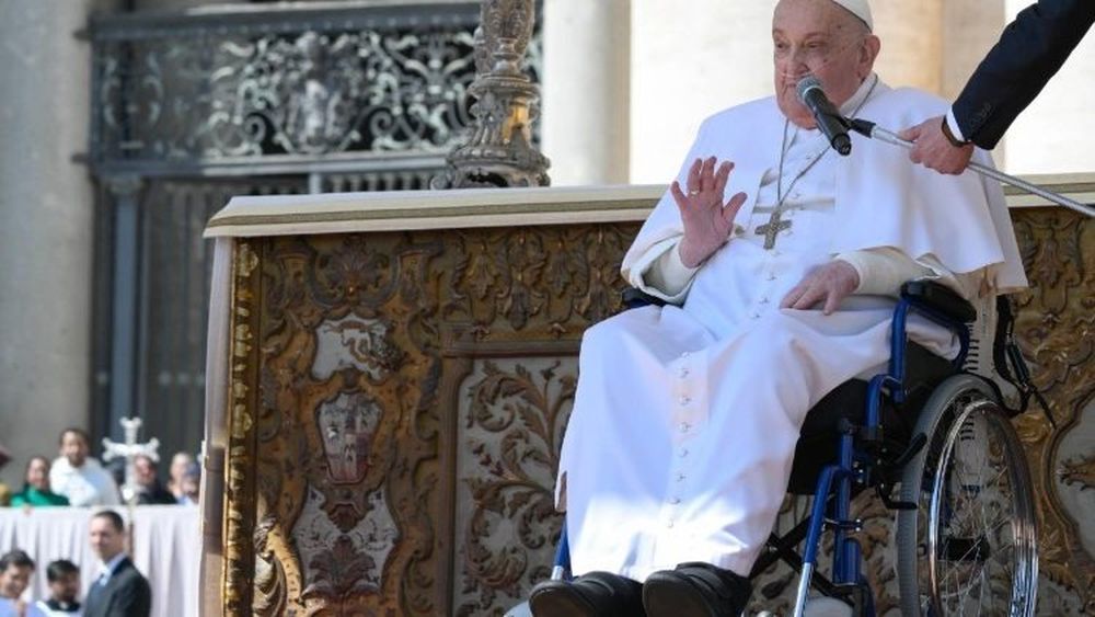 El papa Francisco reapareció en público tras superar una neumonía que amenazó su vida y emocionó a todos.