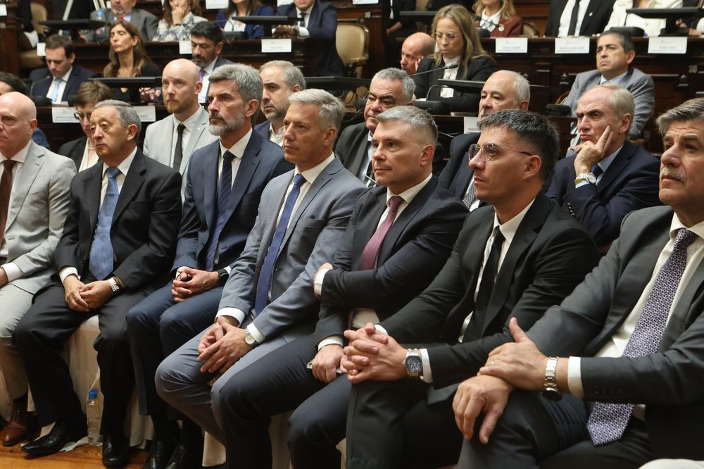 Intendentes de Mendoza escuchando el discurso del gobernador, Alfredo Cornejo, en la apertura de sesiones ordinarias.