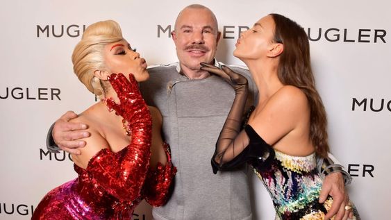 Thierry Mugler, junto a la rapera Cardi B y la modelo Irina Shayk.