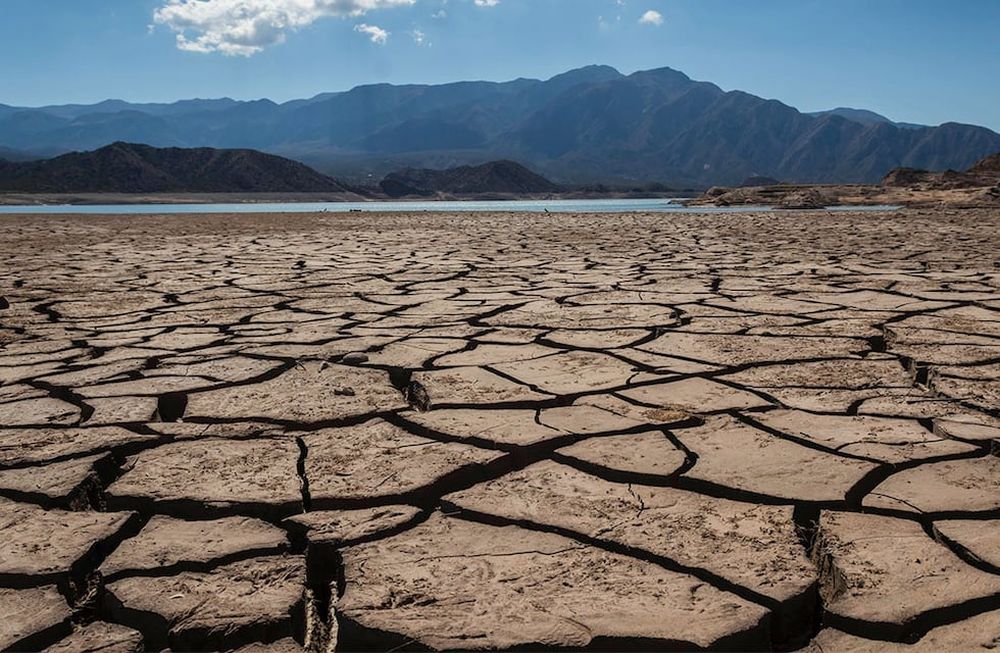 La baja acumulación de agua en el embalse Potrerillos es evidencia de la profunda crisis hídrica que atraviesa la provincia. Foto: Ignacio Blanco / Los Andes