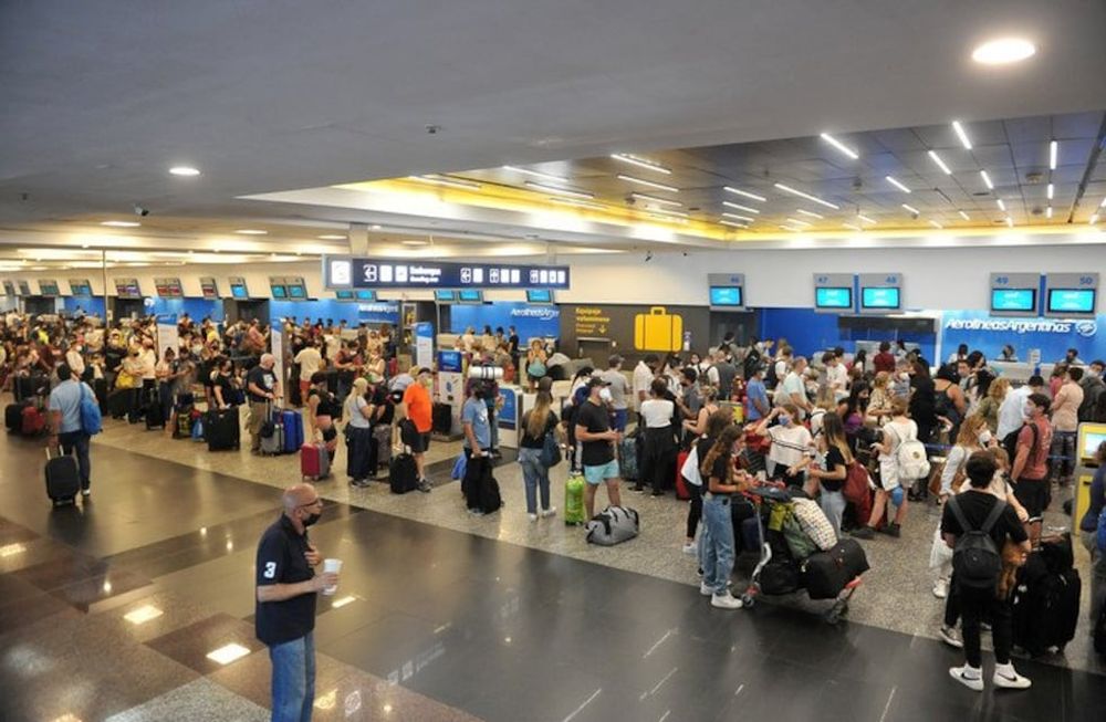 El check in se está haciendo de forma manual y hay demoras en Aeroparque. Foto: Gentileza
