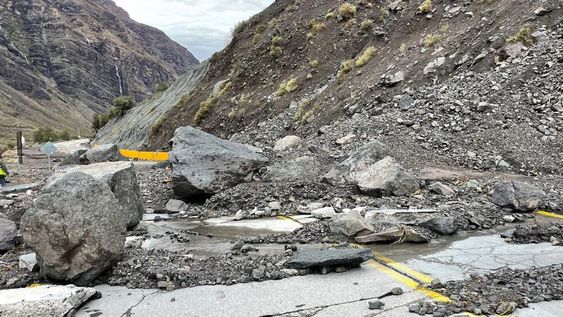 Ruta Cortada. Rocas sobre el pavimento en el sector de Guardia Vieja, en Chile. Hay que reparar o despejar distintos tramos. / Gentileza