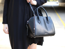 La moda que reemplaza a la cartera tradicional