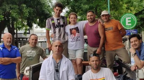 Este viernes los papás de Fernando Báez Sosa repartieron los alimentos que recolectaron durante el homenaje a su hijo. Gentileza: merendero El Maracaná.