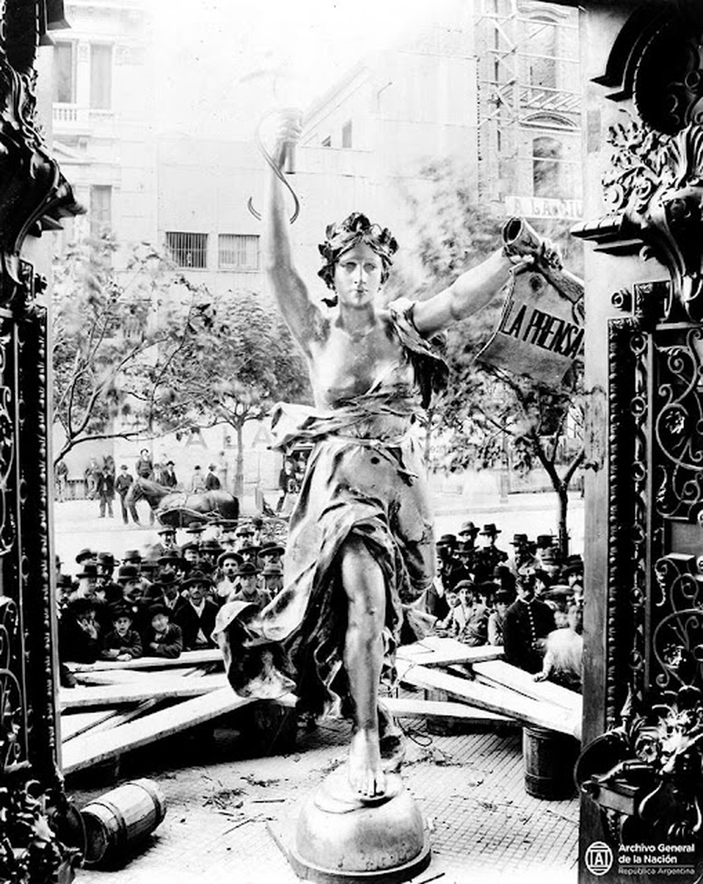 Estatua del diario La Prensa, realizada por el escultor Maurice Bouval, representada por la diosa de la sabiduría, Palas Atenea. Buenos Aires, c.1898.