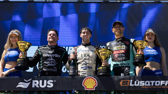 Berni Llaver (izquierda) en el podio junto al ganador de la novena fecha en Paraná, Braian Quevedo y el Flaco Ardusso.&nbsp;