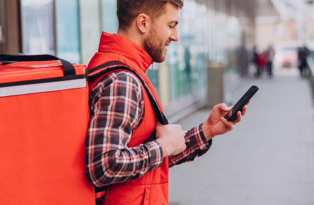La resolución solo se aplica a los 28 repartidores en bicicleta que en 2018 iniciaron una demanda contra Deliveroo, pero podría inspirar a otros repartidores belgas. Foto: iStock