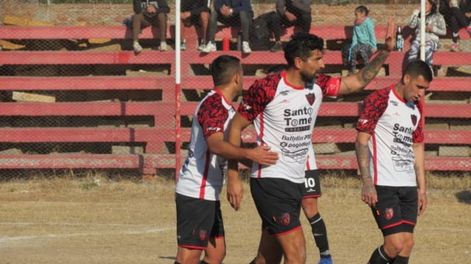 Los Andes | Inoxidable. El legendario Osvaldo Noé Miranda festeja el primer gol de Fadep en el triunfo por 2-0 ante Algarrobal. El Flaco suma 4 tantos.