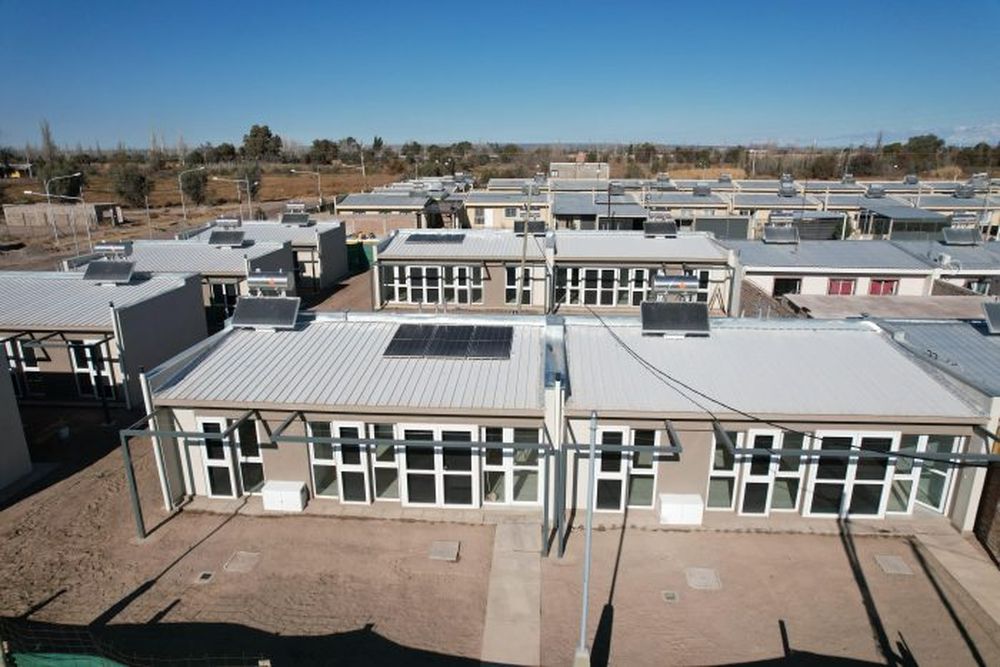 En Junín se entregaron 16 viviendas del barrio Aguaribay, un proyecto innovador de viviendas bioclimáticas