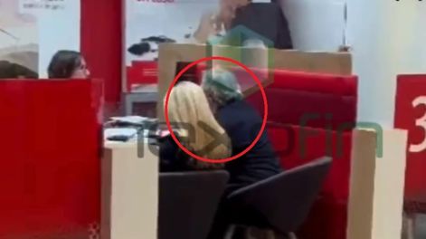 Alberto Fernández y Fabiola en un banco ubicado en un exclusivo distrito de Madrid.
