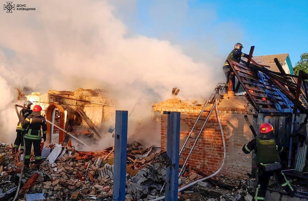 En esta imagen proporcionada por el Servicio Ucraniano de Emergencias, rescatistas trabajan en un edificio dañado después de un ataque de misiles rusos en la región de Kiev, Ucrania, el miércoles 8 de mayo de 2024. (Servicio Ucraniano de Emergencias via AP Foto)