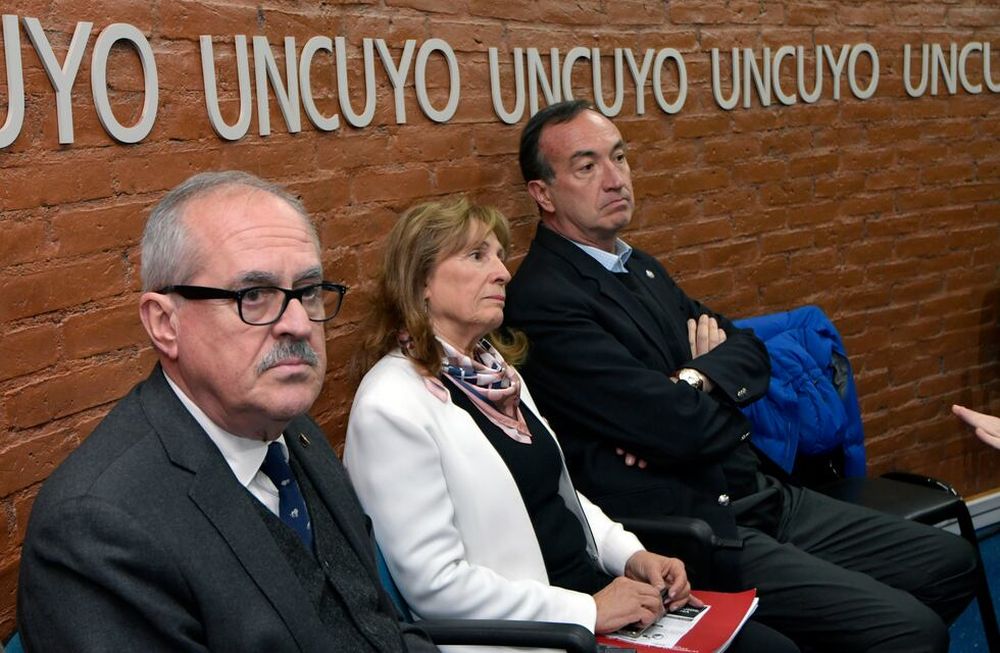 15 de Junio 2022 SociedadAyer, el Consejo Superior Universitario abrió las puertas a la consagración de la fórmula Sánchez-Fidel, al decidir no contabilizar los votos blancos. En la foto, la fórmula está con el ex ministro de la Corte Suprema Alejandro Pérez Hualde, quien es uno de quienes emitieron dictamen técnico para no contabilizar los votos blancos.Foto:  Orlando Pelichotti / Los Andes