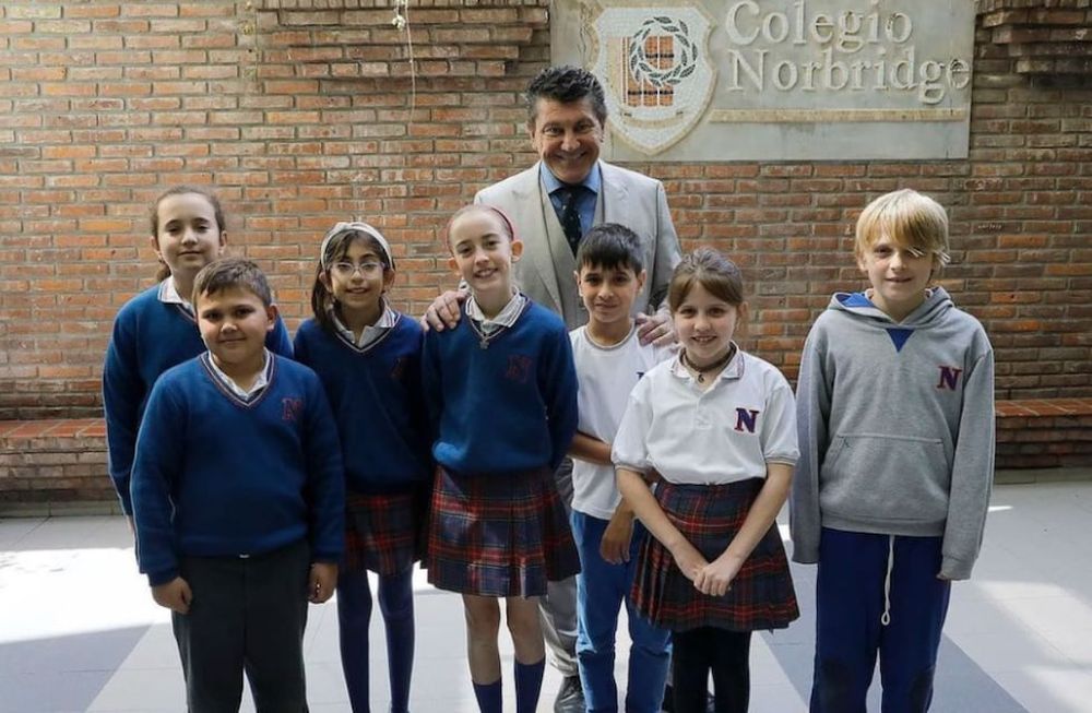 Daniel Ricart junto a sus alumnos en el Colegio de Norbridge. Foto: Instagram/@danielricartoficial