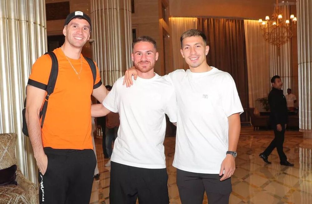 El Dibu Martínez, Alexis Mac Allister y Lisandro Martínez fueron los últimos en llegar. (Foto: AFA)