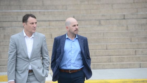 Fabián “Conu” Rodríguez, el funcionario de la AFIP implicado en el caso de espionaje ilegal, en Comodoro Py junto a sus abogados (Foto: Clarín)