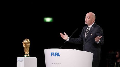 Gianni Infantino, presidente de Fifa, con el trofeo de la Copa del Mundo. La Conmebol rechazó la idea de un Mundial cada dos años. / Gentileza.