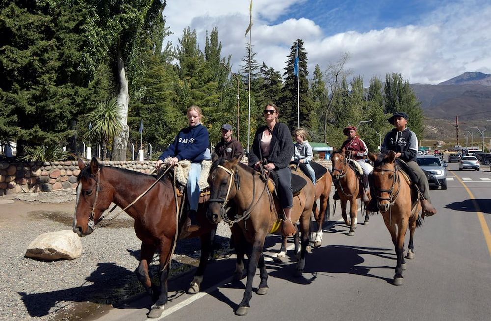 El próximo fin de semana será largo y, además de quienes en Mendoza ya planifican actividades para aprovecharlo, desde el sector turístico hay grandes expectativas en cuanto al turismo receptivo.Turistas y mendocinos disfrutan en El Manzano, Tunuyán. Foto: Los Andes
