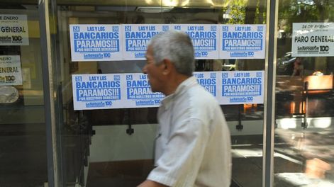 Bancos atienden en Mendoza hasta las 12 por el paro - Foto: Ignacio Blanco / Los Andes