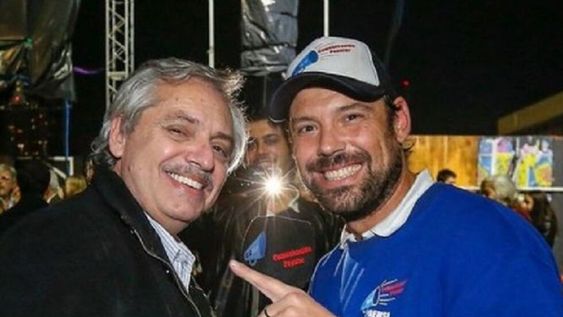 Ezequiel Guazzora, el periodista K detenido por atropellar a un policía. En la foto, junto al presidente Alberto Fernández. (Archivo / Gentileza)