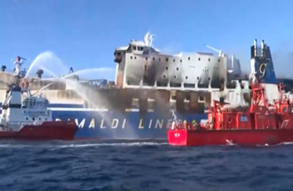Sucedió durante la mañana del domingo, según dio a conocer la Guardia Costera. Hasta ese momento habían 11 personas desaparecidas, el hombre salvado se encontraba en la popa del barco.