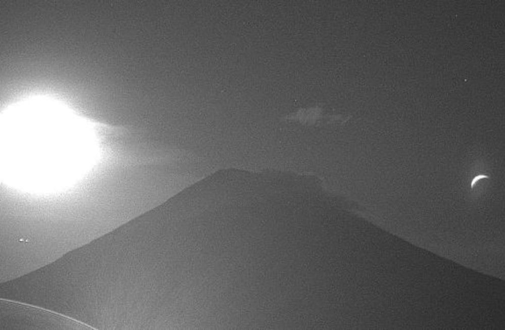 Captura del momento en el que la luna se asoma al volcán popocatepetl.