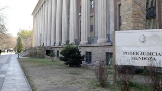 La Corte Suprema de Justicia de la Nación oficializó hoy la suspensión de la feria judicial de invierno ante la crisis sanitaria generada por la pandemia de coronavirus y levantó la feria extraordinaria en algunos distritos del país.