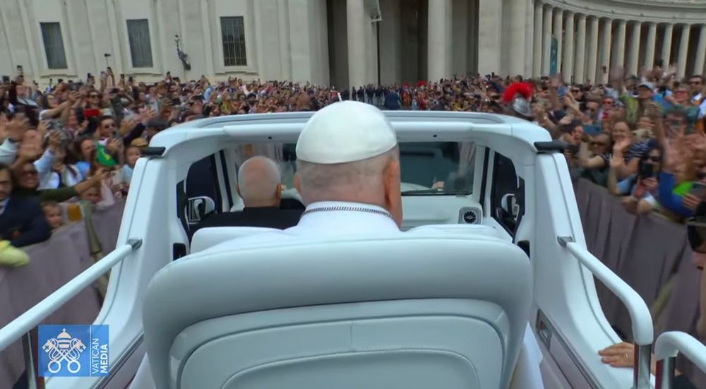 El papa Francisco recorrió en el papamóvil los distintos sectores de la Plaza de San Pedro tras la bendición 