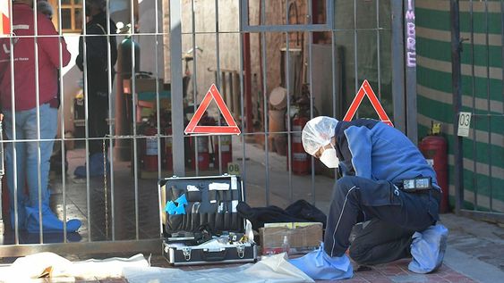 La Policía Científica examinó un matafuego que descartaron los delincuentes pero no pudieron hallar huellas dactilares. Foto: Orlando Pelichotti / Los Andes