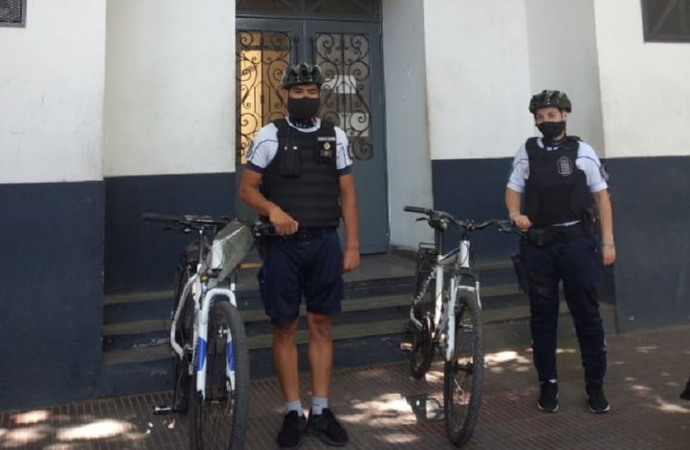 El oficial subayudante Sandro Herbas y la auxiliar Karina Guirardelli se convirtieron en héroes. Foto: Prensa Ministerio de Seguridad