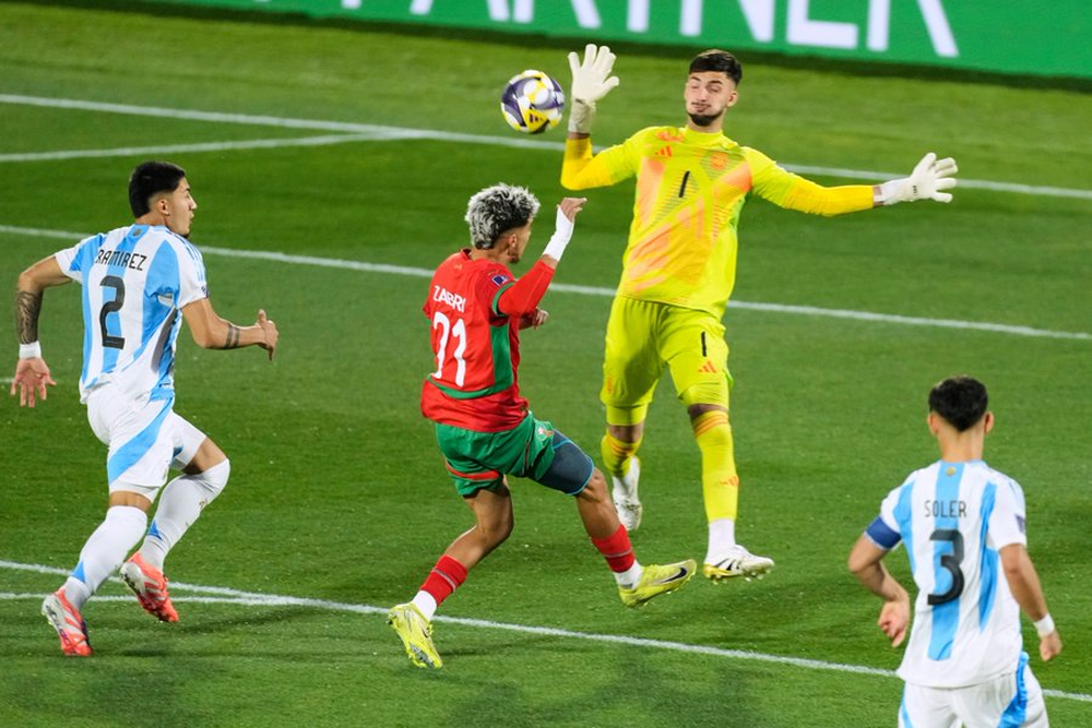 El arquero argentino, Santino Barbi le hace falta a Zabiri en la línea del área grande. El tiro libre lo remató el propio Zabiri: golazo. 