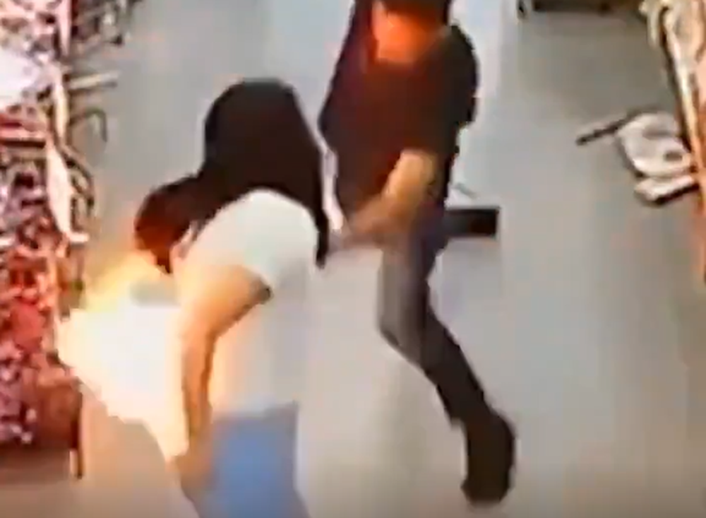La marca del celular estallado se comunicó con la mujer e inició una investigación | Captura de video&nbsp;