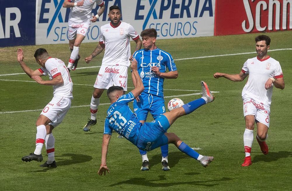 Situación de peligro. Bullaude (33) ensaya una volea ante la presencia de Cristaldo (10), Yacob (8), Galván (34) y Merolla (6) mientras Badaloni (9) intenta no obstruir el tiro. El Tomba no lo pudo ganar.. Foto: Ignacio Blanco / Los Andes.