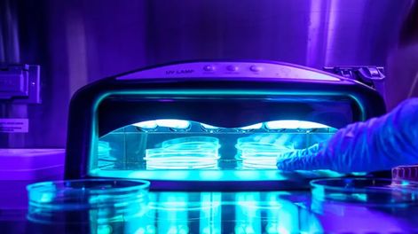 Las camas de bronceado están catalogadas como cancerígenas. Las lámparas UV para uñas son como mini camas de bronceado cuyo fin es el de endurecer las uñas de gel. Foto: David Baillot / Escuela de Ingeniería Jacobs de UC San Diego.
