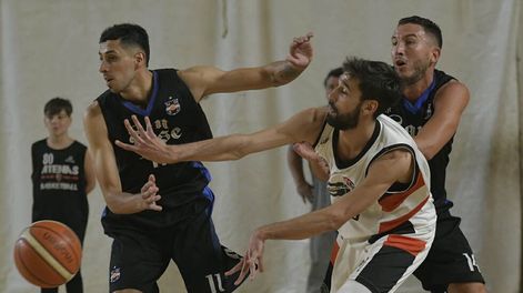 Los Andes | Chico Lavezzari fue fundamental en el Apache. Sumó un doble dígito en puntos y asistencias. En la imagen, con la doble marca de Rodrigo Funes y Facundo Rubia. Foto: Orlando Pelichotti (Los Andes).