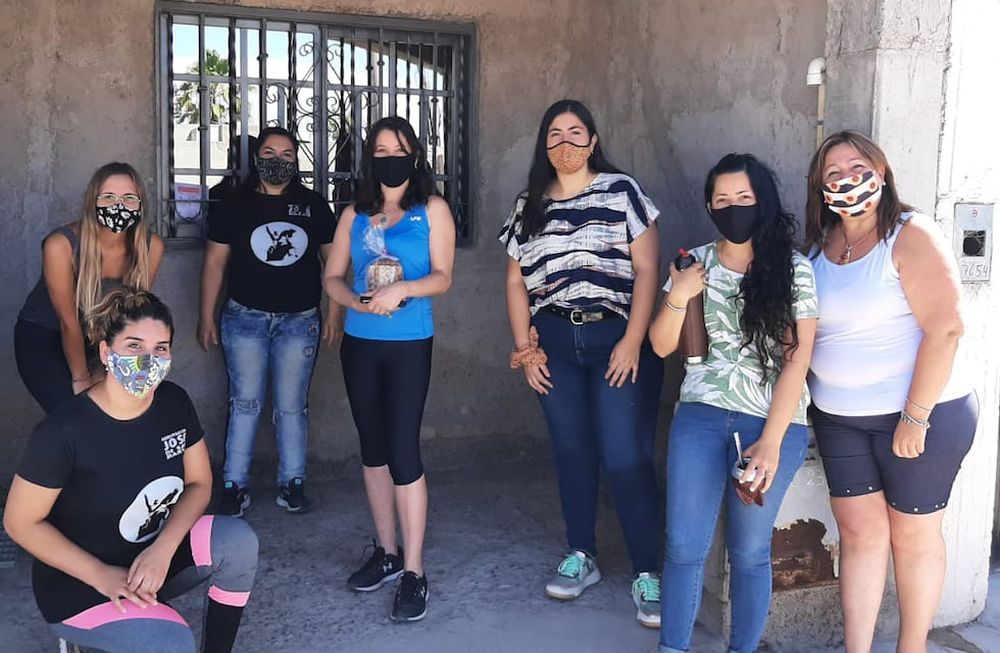 Un grupo de jóvenes estudiantes de distintos sectores rurales de la zona Este provincial, hace un alto para tomarse una foto y luego seguir estudiando.